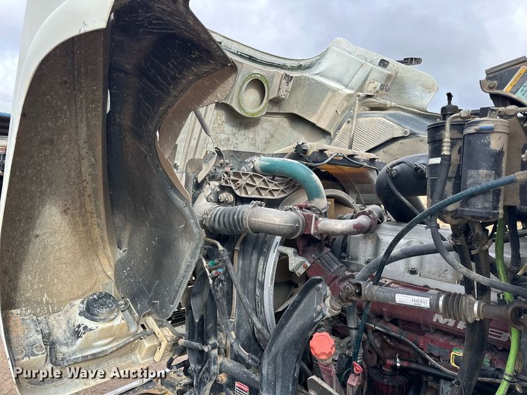 image for item ER4899 2008 Mack CHU613 semi truck