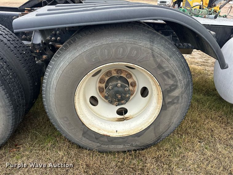 image for item ER4899 2008 Mack CHU613 semi truck