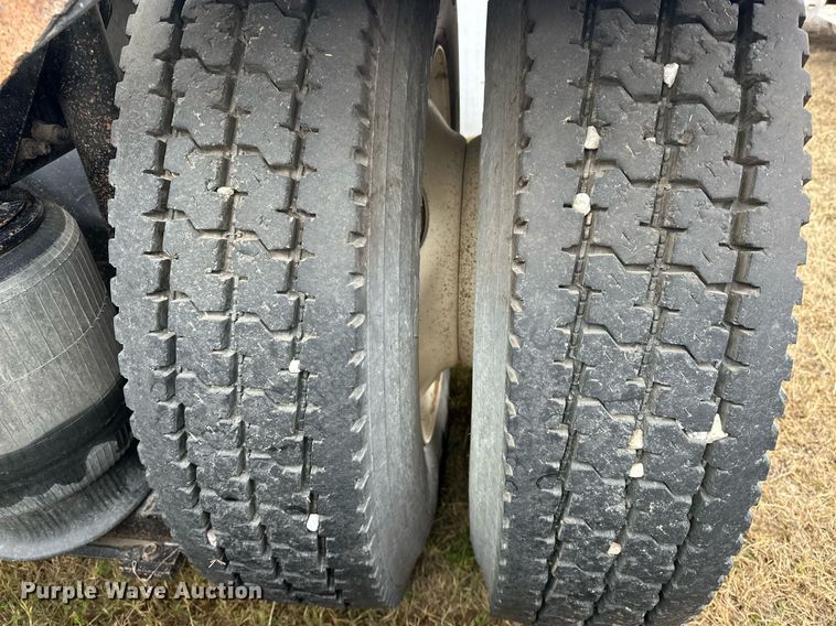 image for item ER4899 2008 Mack CHU613 semi truck