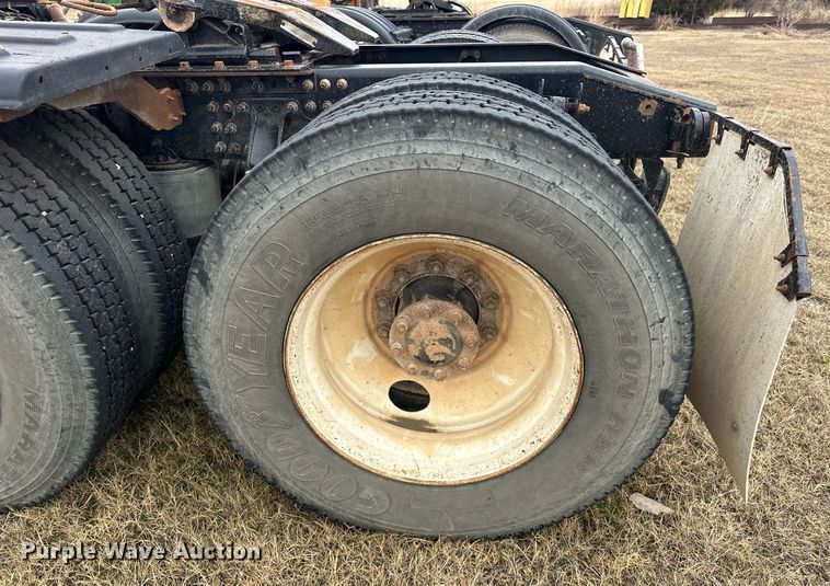 image for item ER4899 2008 Mack CHU613 semi truck