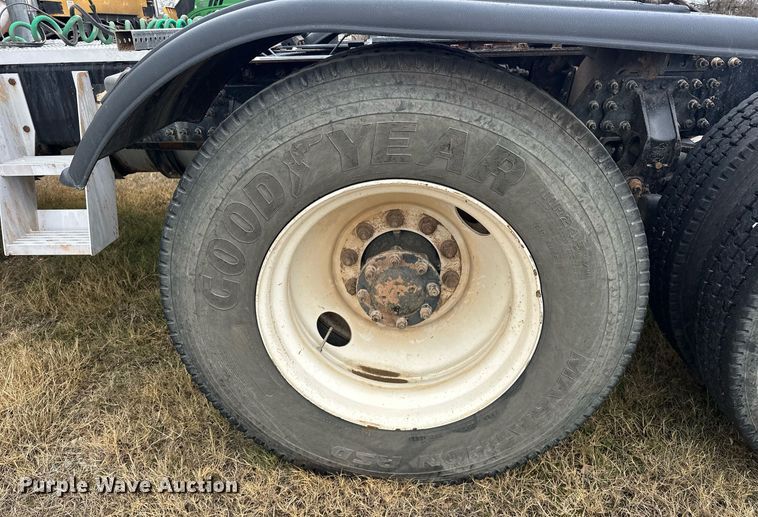 image for item ER4899 2008 Mack CHU613 semi truck