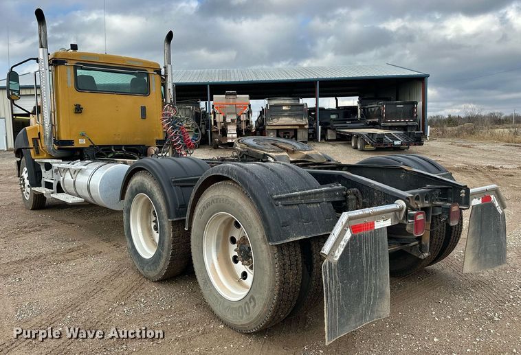 image for item ER4900 2013 Caterpillar CT660L semi truck