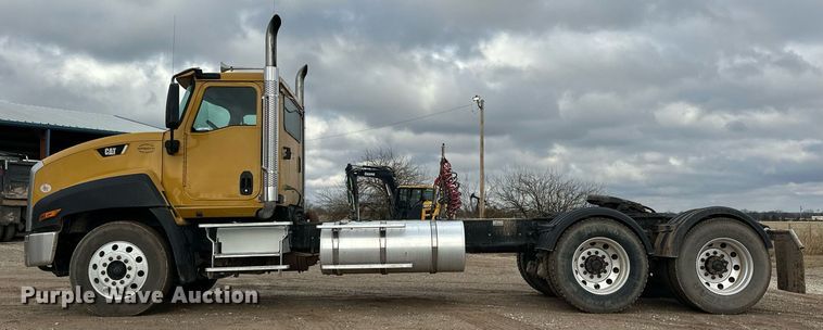 image for item ER4900 2013 Caterpillar CT660L semi truck