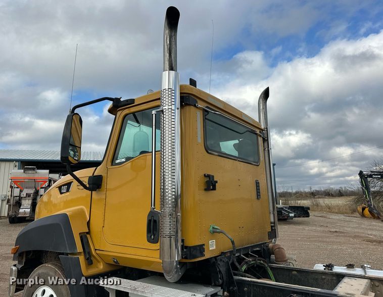 image for item ER4900 2013 Caterpillar CT660L semi truck