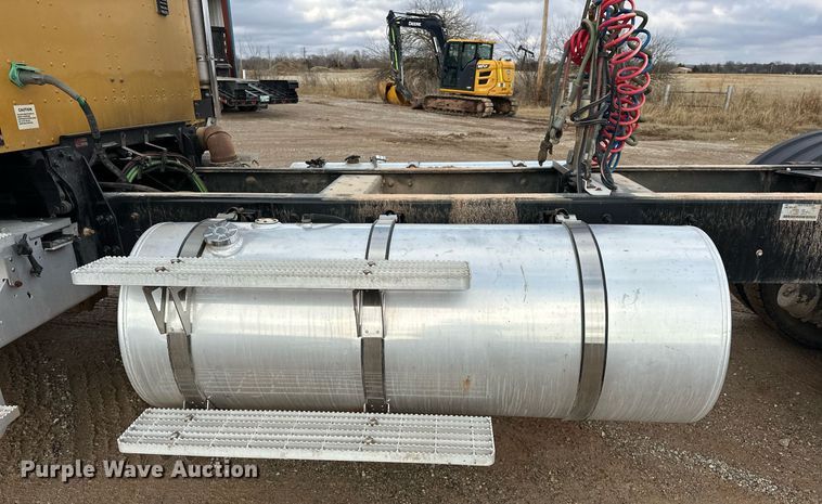 image for item ER4900 2013 Caterpillar CT660L semi truck