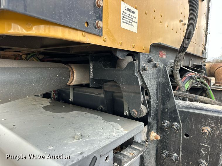 image for item ER4900 2013 Caterpillar CT660L semi truck