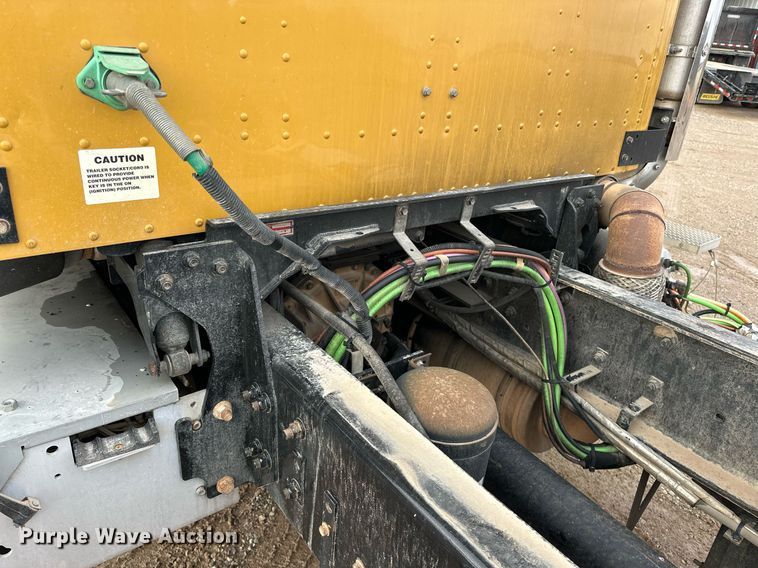 image for item ER4900 2013 Caterpillar CT660L semi truck