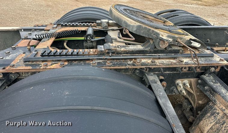 image for item ER4900 2013 Caterpillar CT660L semi truck