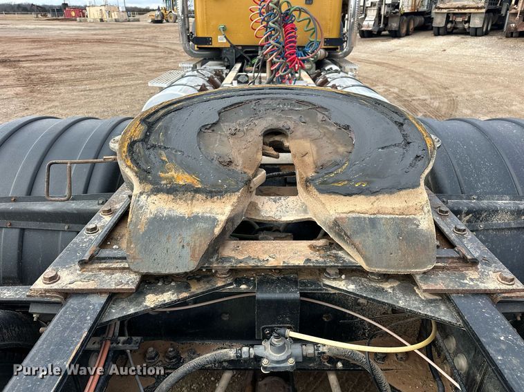 image for item ER4900 2013 Caterpillar CT660L semi truck