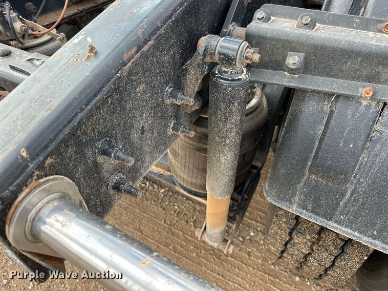 image for item ER4900 2013 Caterpillar CT660L semi truck