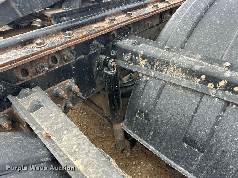 image for item ER4900 2013 Caterpillar CT660L semi truck