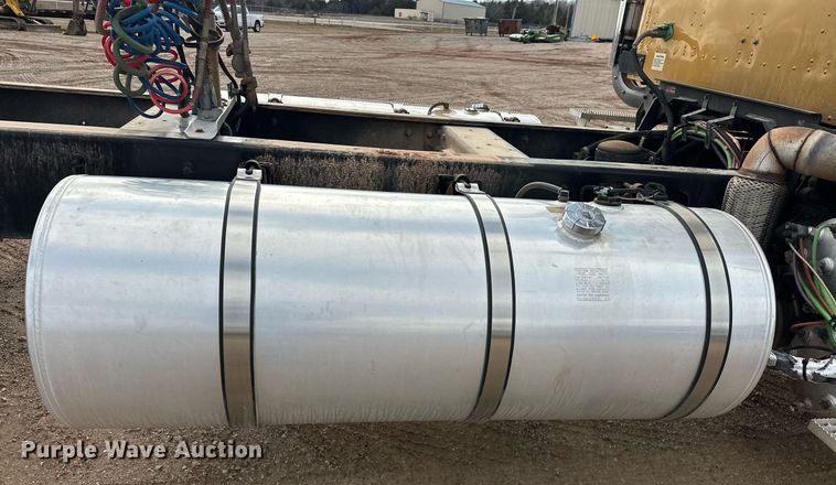 image for item ER4900 2013 Caterpillar CT660L semi truck