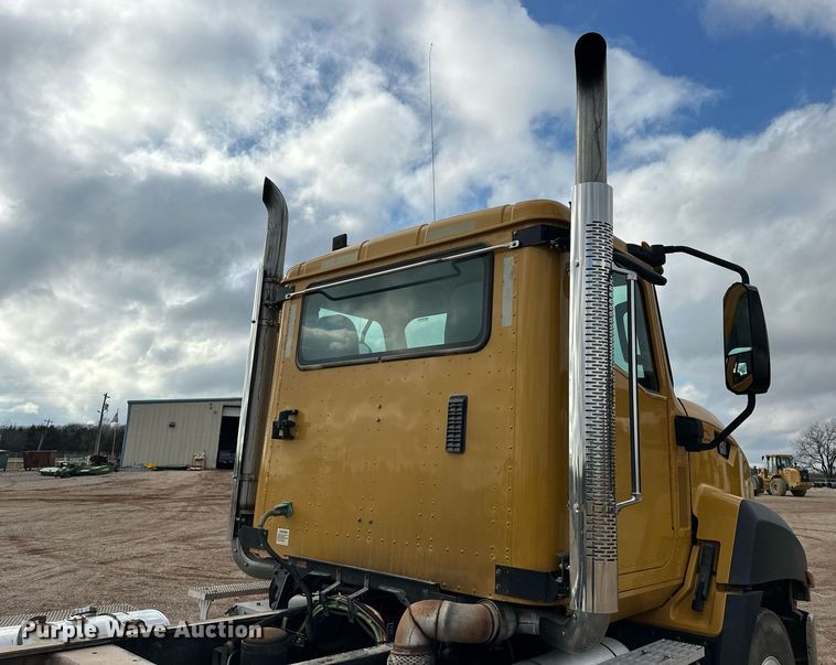image for item ER4900 2013 Caterpillar CT660L semi truck