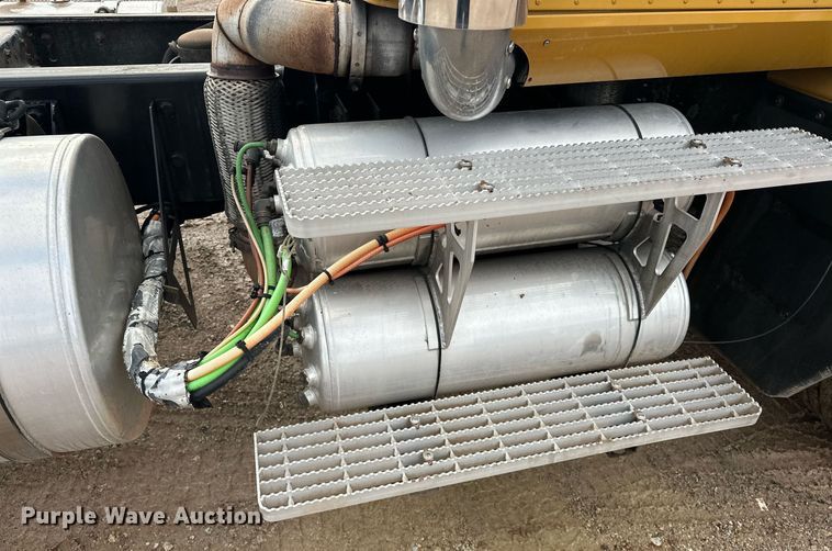 image for item ER4900 2013 Caterpillar CT660L semi truck