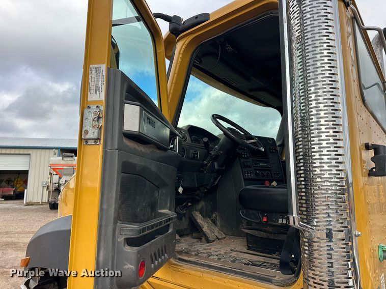 image for item ER4900 2013 Caterpillar CT660L semi truck