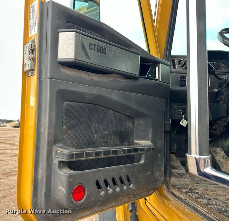 image for item ER4900 2013 Caterpillar CT660L semi truck