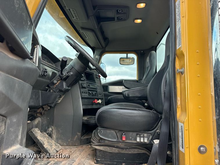 image for item ER4900 2013 Caterpillar CT660L semi truck