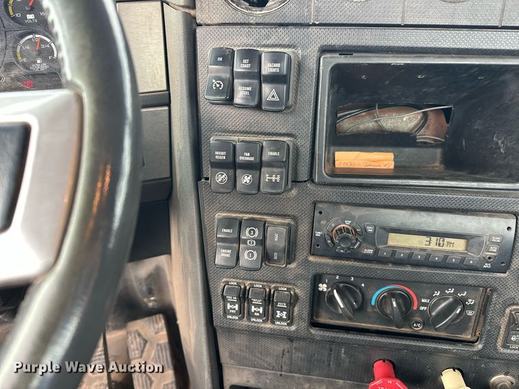 image for item ER4900 2013 Caterpillar CT660L semi truck