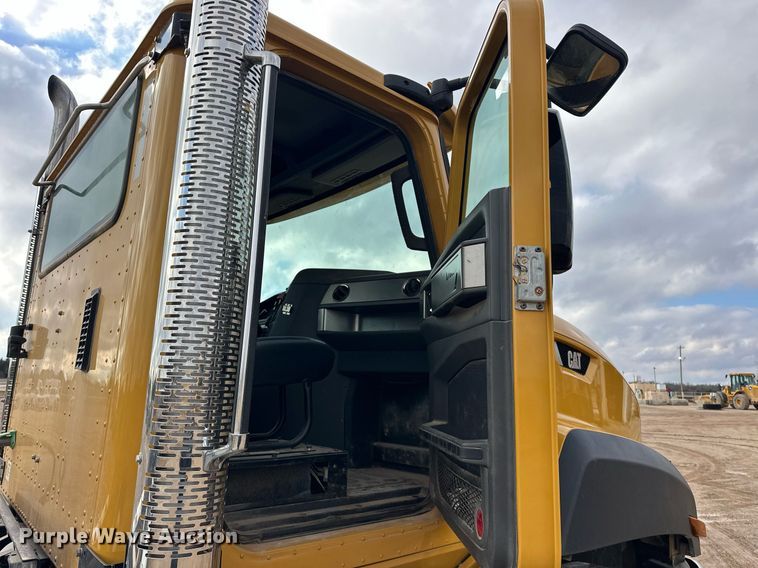 image for item ER4900 2013 Caterpillar CT660L semi truck