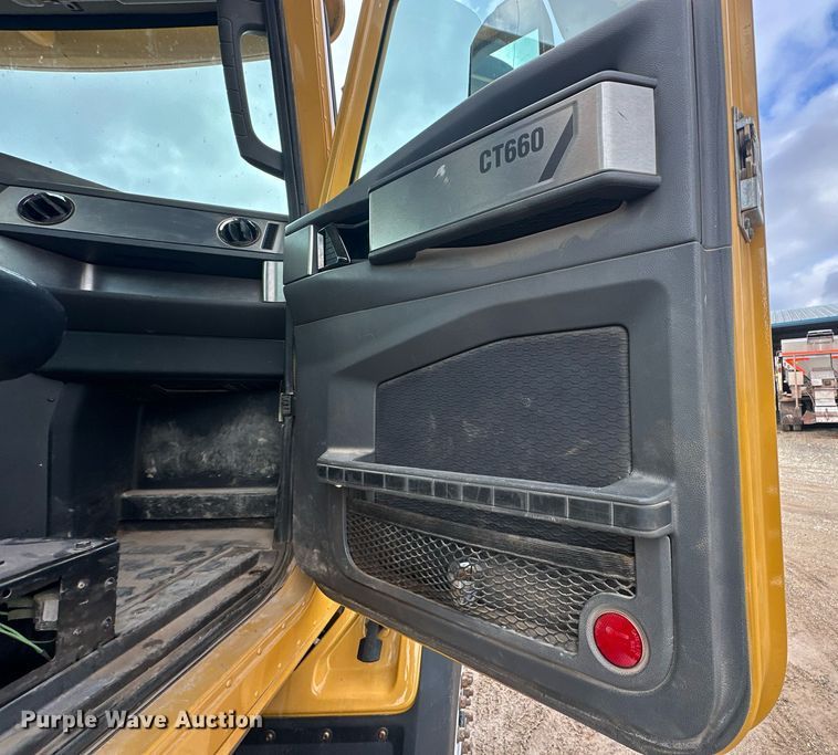 image for item ER4900 2013 Caterpillar CT660L semi truck