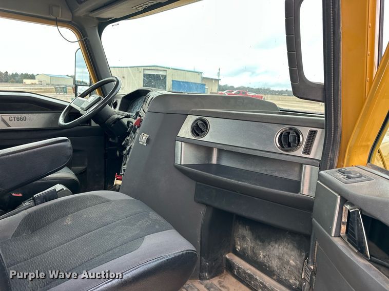 image for item ER4900 2013 Caterpillar CT660L semi truck