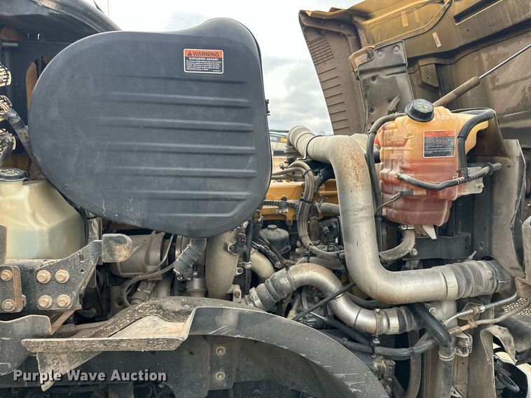 image for item ER4900 2013 Caterpillar CT660L semi truck