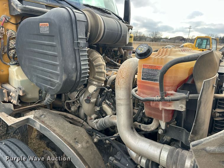 image for item ER4900 2013 Caterpillar CT660L semi truck