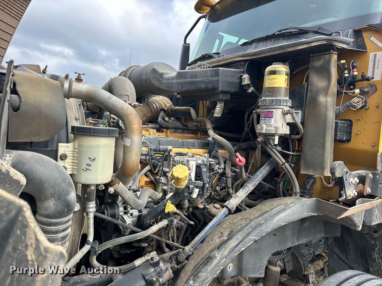 image for item ER4900 2013 Caterpillar CT660L semi truck