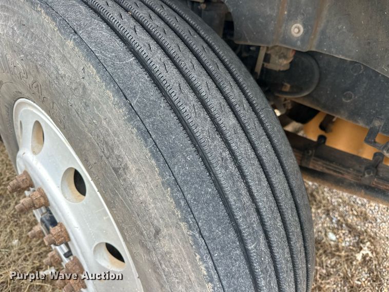 image for item ER4900 2013 Caterpillar CT660L semi truck