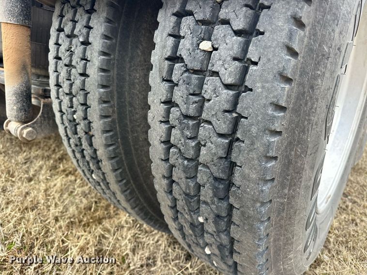 image for item ER4900 2013 Caterpillar CT660L semi truck