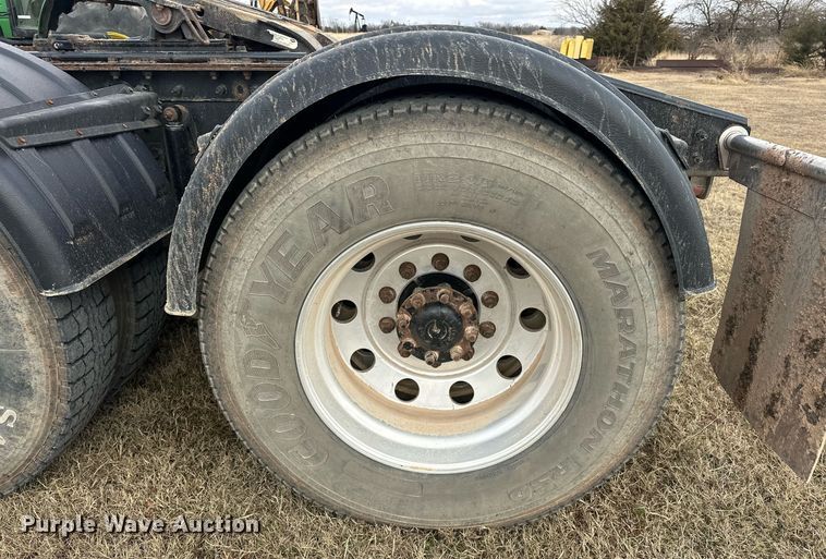 image for item ER4900 2013 Caterpillar CT660L semi truck