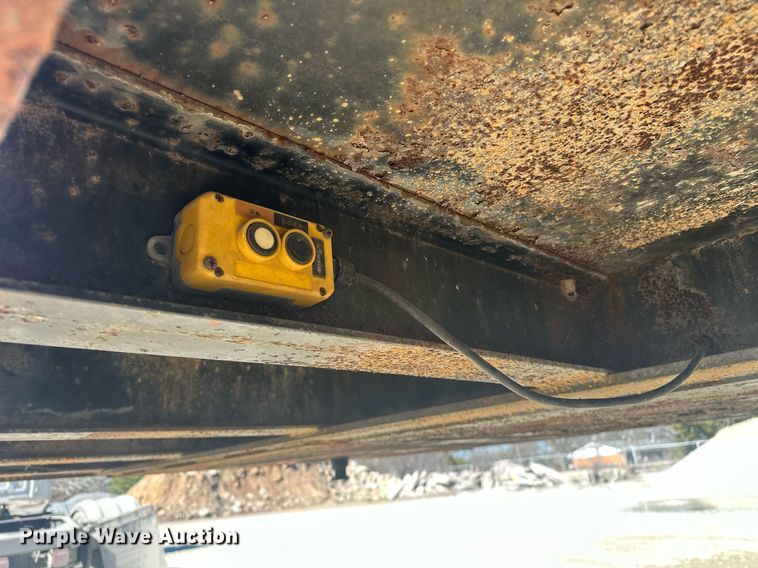 image for item ER4928 2004 Magnolia Lowboy drop deck equipment trailer