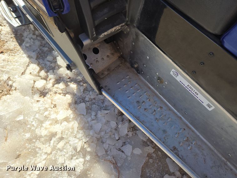 image for item ER5148 2004 Polaris Wide Trak LX snowmobile