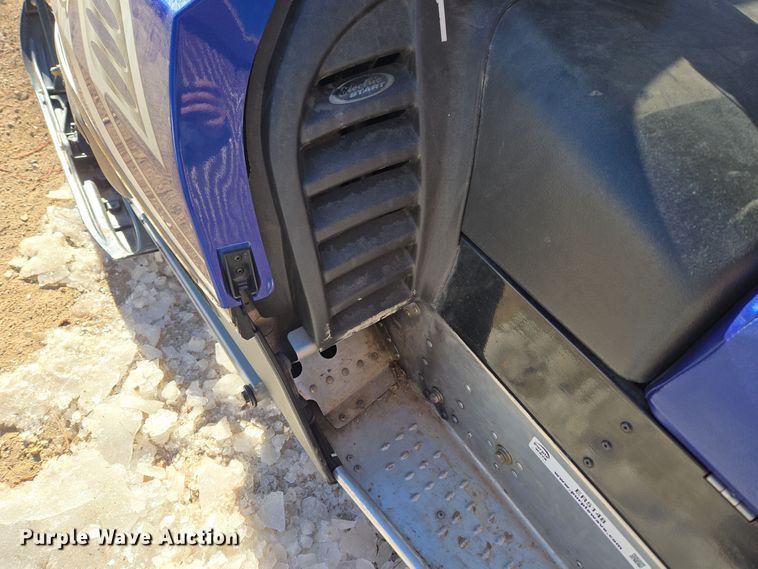 image for item ER5148 2004 Polaris Wide Trak LX snowmobile