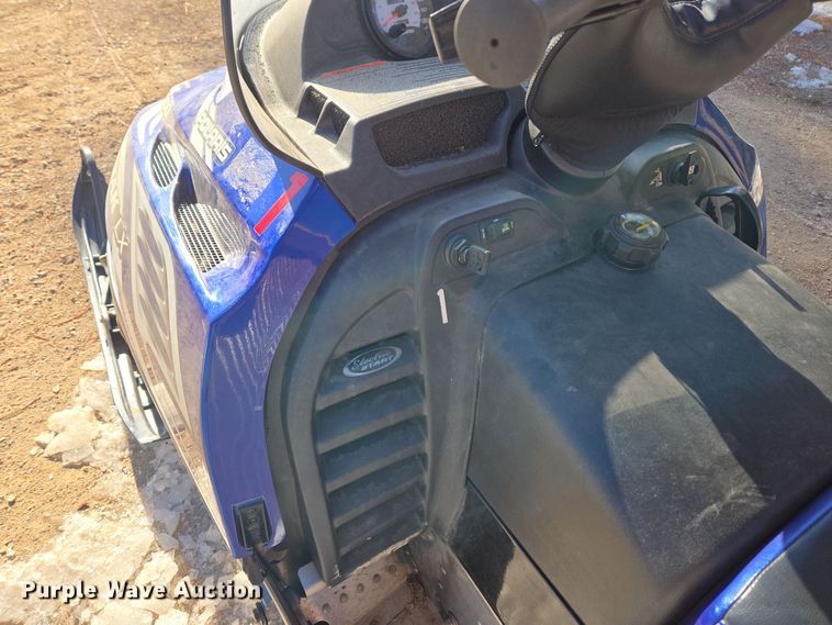 image for item ER5148 2004 Polaris Wide Trak LX snowmobile