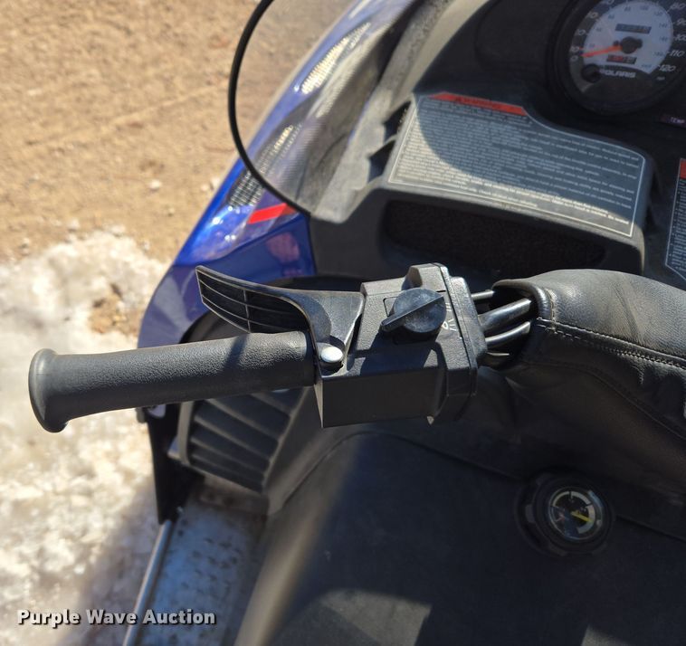 image for item ER5148 2004 Polaris Wide Trak LX snowmobile