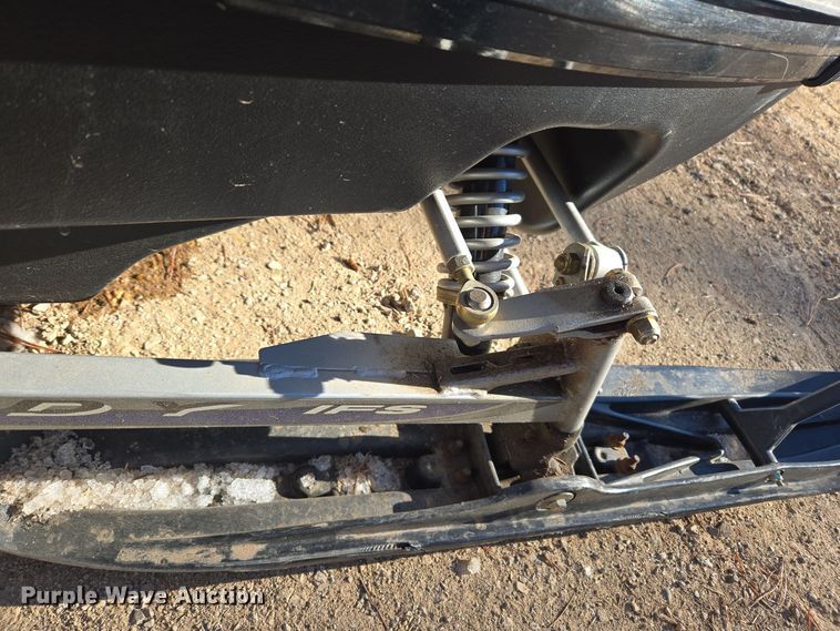 image for item ER5148 2004 Polaris Wide Trak LX snowmobile