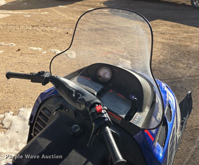 image for item ER5148 2004 Polaris Wide Trak LX snowmobile