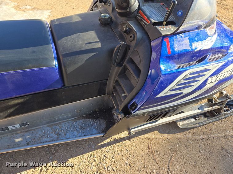 image for item ER5148 2004 Polaris Wide Trak LX snowmobile