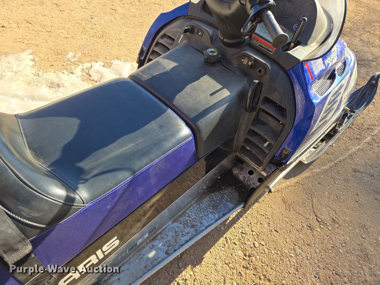 image for item ER5148 2004 Polaris Wide Trak LX snowmobile