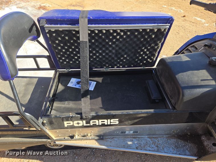 image for item ER5148 2004 Polaris Wide Trak LX snowmobile