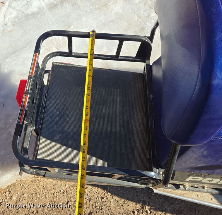 image for item ER5148 2004 Polaris Wide Trak LX snowmobile