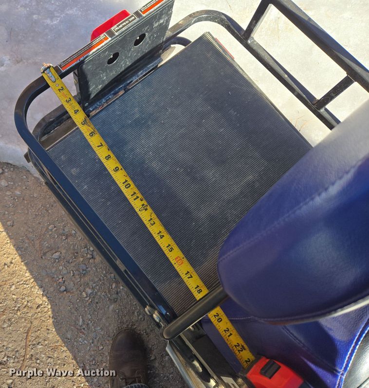 image for item ER5148 2004 Polaris Wide Trak LX snowmobile