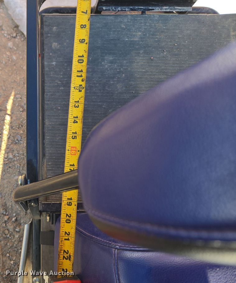 image for item ER5148 2004 Polaris Wide Trak LX snowmobile