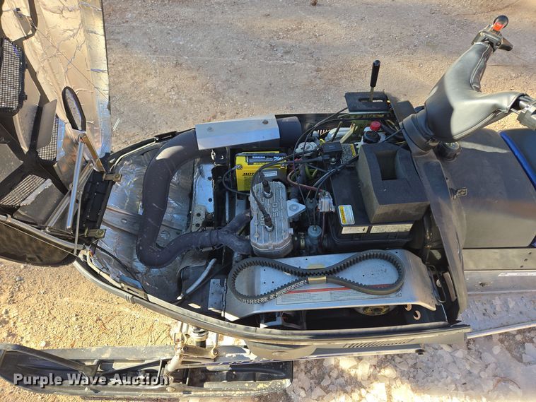 image for item ER5148 2004 Polaris Wide Trak LX snowmobile