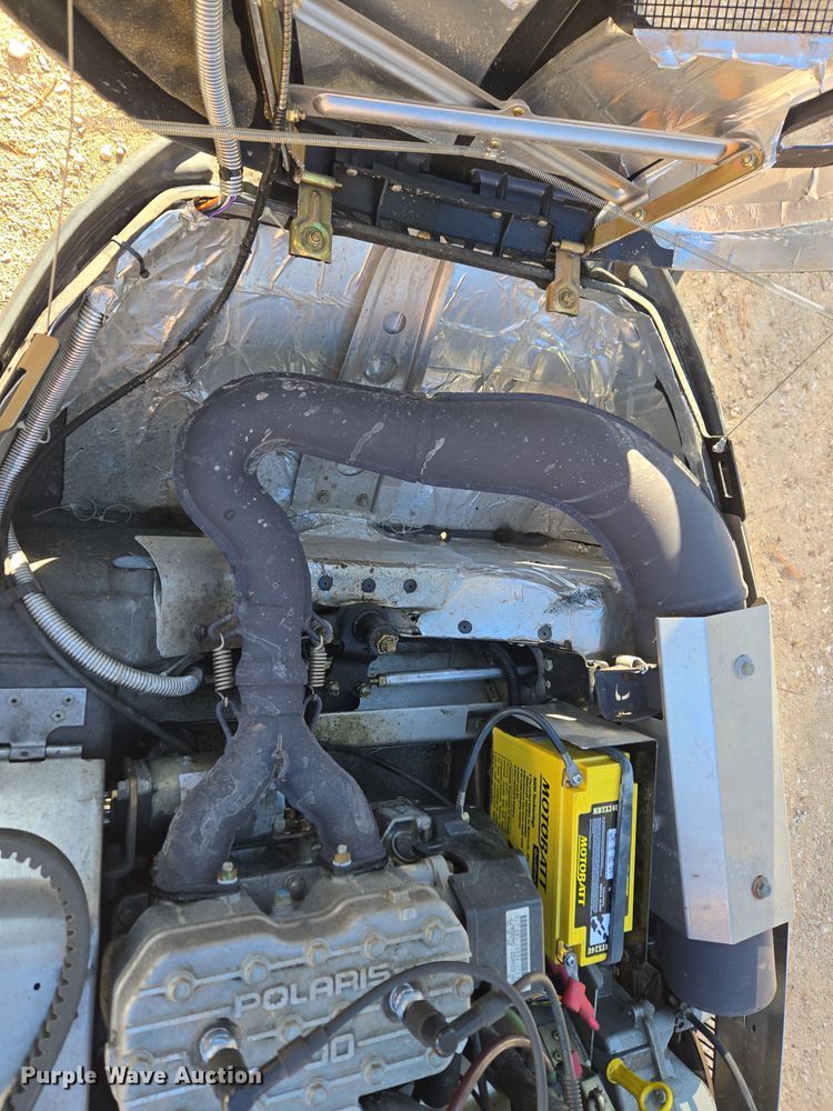 image for item ER5148 2004 Polaris Wide Trak LX snowmobile