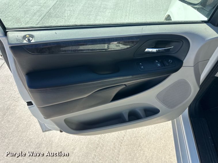 image for item ER8665 2011 Dodge Grand Caravan van