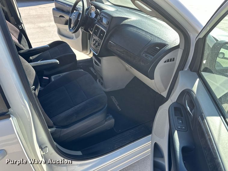 image for item ER8665 2011 Dodge Grand Caravan van