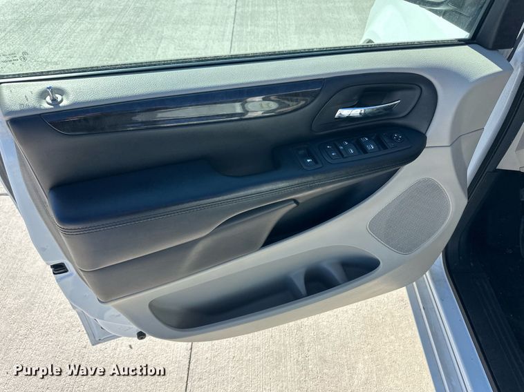 image for item ER8667 2016 Dodge Grand Caravan SXT van