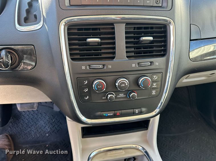 image for item ER8667 2016 Dodge Grand Caravan SXT van